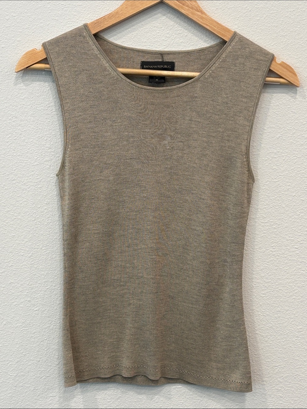 Banana Republic Women’s 100% Silk Taupe Sleeveless Knit Tank Size M